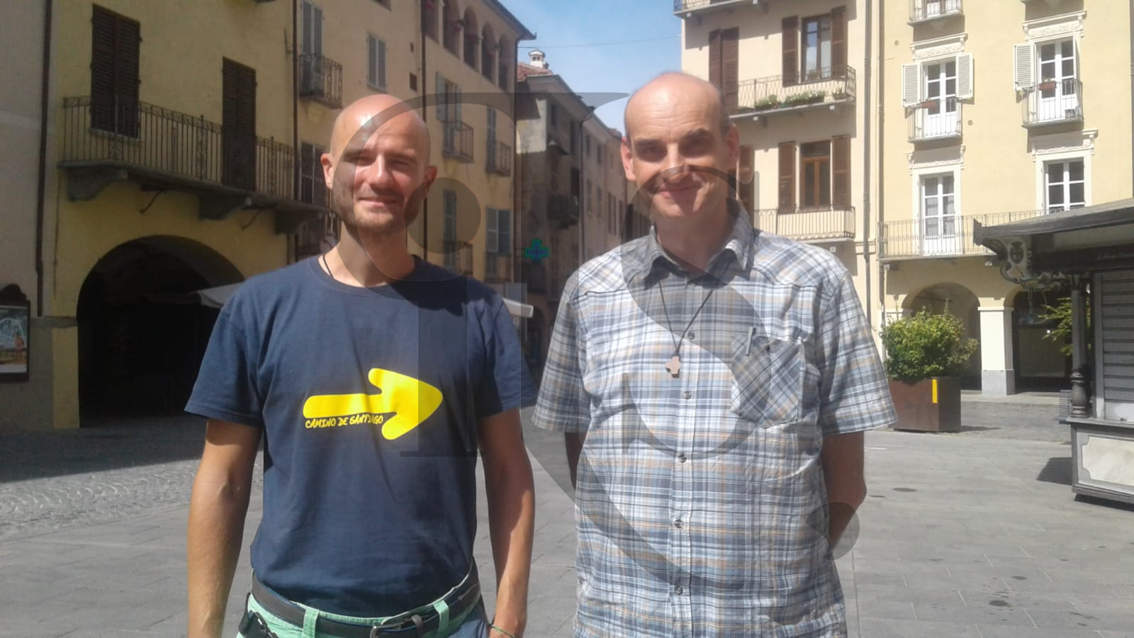 Gianluca Delmondo con l'abate don Paolo