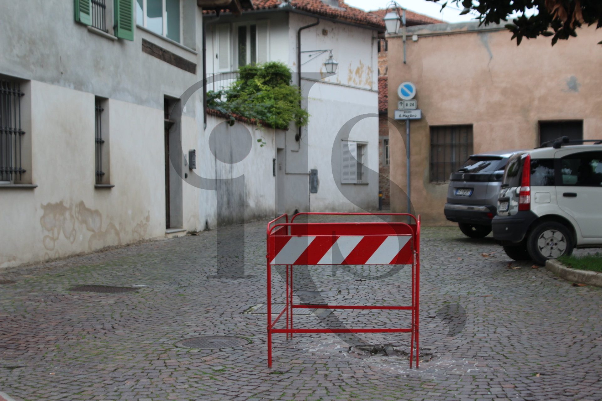 La buca nel porfido in via Antiche Mura
