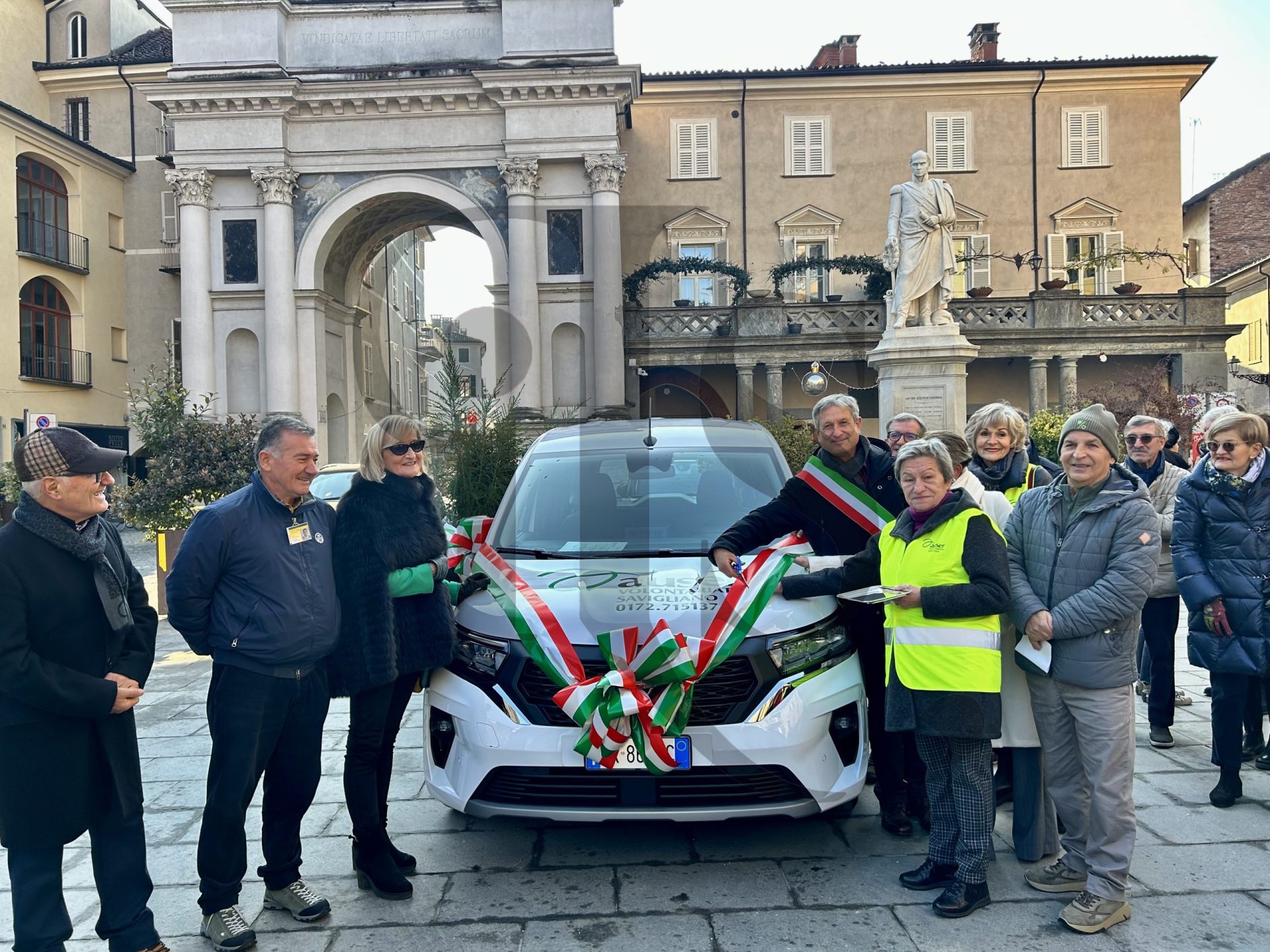 Il taglio del nastro della nuova Nissan per l'Auser