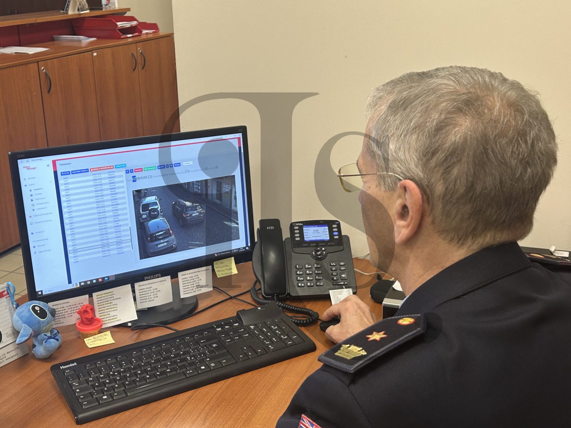 Il comandante della Polizia Locale Rocco Martini esamina i filmati