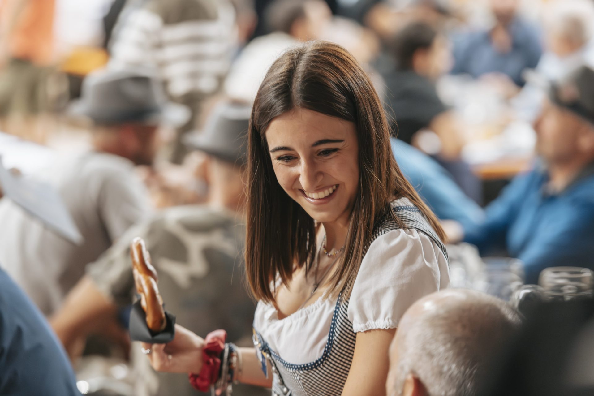 Il servizio al tavolo al Paulaner Oktoberfest Cuneo (ph@ Laura Atzeni)