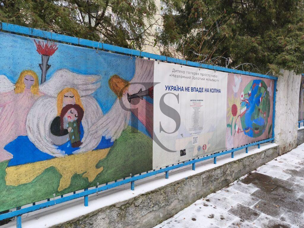 Sul murales c'è scritto “L'Ucraina non si inginocchia”